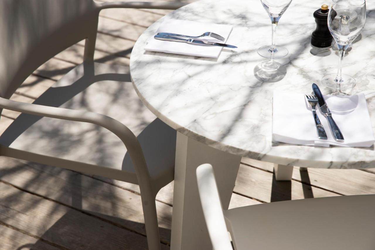 Hôtel Plage Palace&Spa Palavas-les-Flots Buitenkant foto A table with a marble tabletop