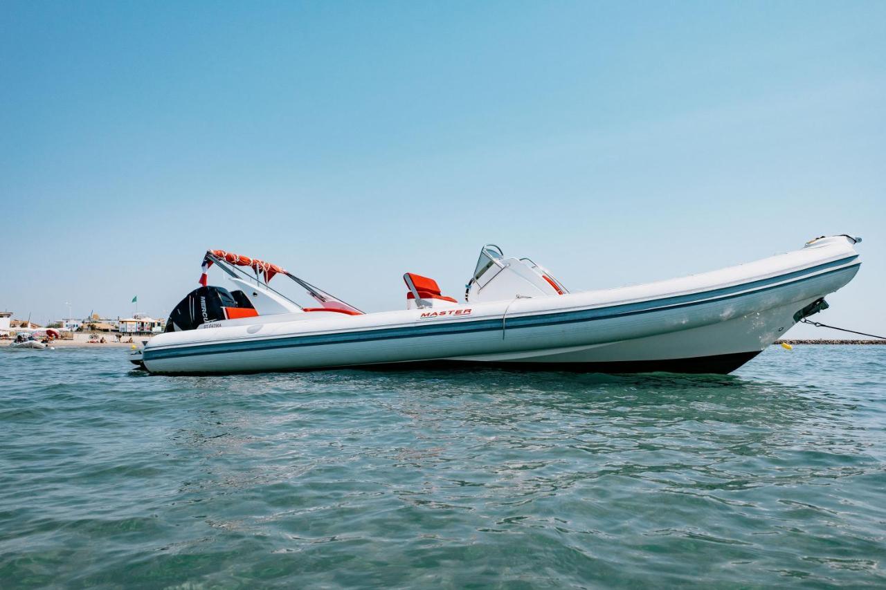 Hôtel Plage Palace&Spa Palavas-les-Flots Buitenkant foto A Zodiac boat